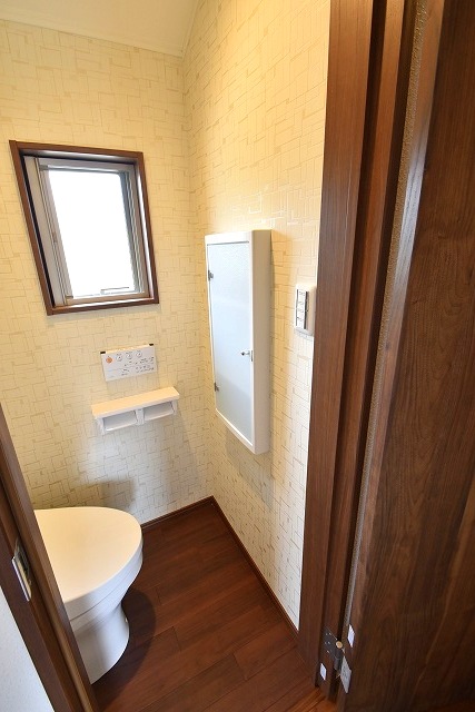 便器正面の壁面収納のあるトイレ